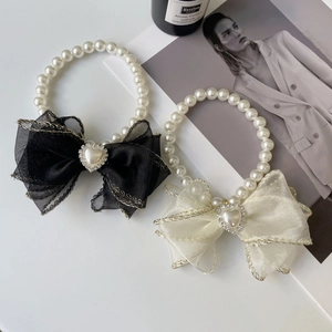 Collana di perle per animali con grande fiocco in rete bordato d'oro e cuore di strass