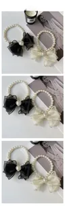 Dettaglio del collare di perle per animali con fiocco in organza e cristallo a cuore