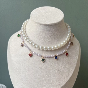 Double-layer pearl pet necklace with multicolored heart charms and gold-toned finish