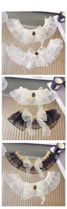 Dettaglio di collari per animali in pizzo con fiocco in tulle e catena di perle