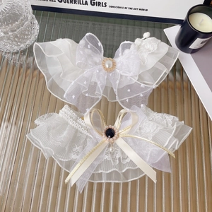 Collare in pizzo bianco con fiocco e perle per gatti e cani, accessorio elegante