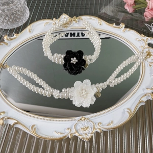Elegantes Perlenhalsband Set mit schwarzen und weißen Kamelienanhängern für Haustiere