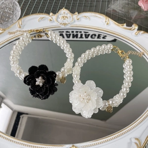Französische Vintage-Doppelperlen-Halskette für Haustiere mit Kamelienblüte und Herzanhänger