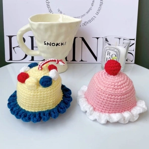Handgestrickter Haustier Geburtstagshut mit gehäkelten Kirschen für Hunde und Katzen