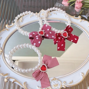 Elegant pearl pet necklace with red bow and heart-shaped rhinestone charm for dogs and cats