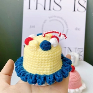 Handgestrickter Geburtstagskuchen-Hut für Hunde und Katzen mit bunten Pompons und Rüschen