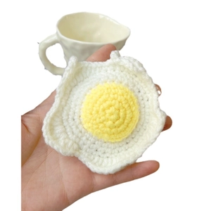 Handgefertigter Häkel-Untersetzer mit Spiegelei-Muster und weichen Strickkanten