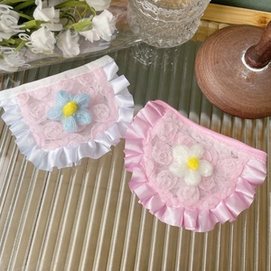 Bavoirs roses en dentelle pour animaux avec fleurs au crochet et volants en satin