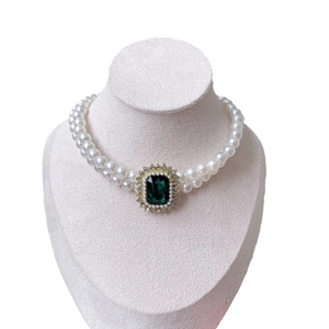 Double-layer pearl pet necklace with emerald green gemstone and sparkling diamond accents