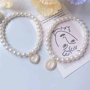 Collana per Animali Vintage in Künstliche Perle Sintetiche Con Pendente a Cuore Ovale per Cani Gatti Elegante Gioiello Regolabile