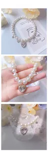 Dettaglio della collana di perle per animali con grande ciondolo a cuore di cristallo