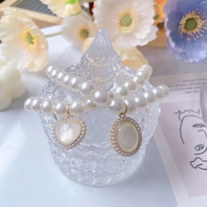Collana di perle per animali con ciondolo a cuore vintage e opale su vetro