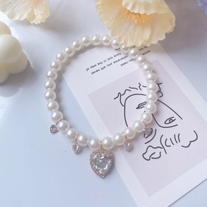 Collana di perle vintage per animali con ciondoli a cuore in opale e accenti dorati