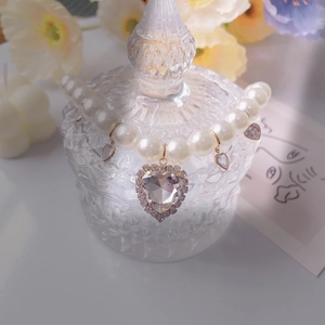 Elegante collana di perle per animali con grande ciondolo a cuore per gatti e cani