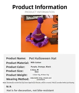 Détail d'un chapeau de sorcière violet pour animal, tricoté main avec pompons orange