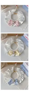 Dettaglio di collari per animali con fiocchi in raso e perle in stile Lolita