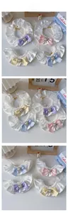 Dettaglio di collari in pizzo per animali con perle finte e fiocchi color pastello