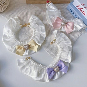 Dettaglio di collari per animali stile Lolita con fiocchi di raso, volant e catene di perle