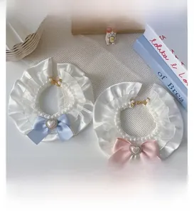 Dettaglio del collare per animali stile Lolita con volant e fiocco di perle