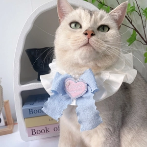 Süßes Haustierhalsband mit hellblauer Schleife und rosa Herzstickerei für Katzen und Hunde