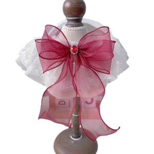 Collier pour animal avec grand nœud en organza bordeaux, gemme rouge et dentelle