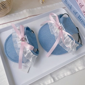 Chapeau de soleil en denim pour animal avec dentelle blanche et nœud rose, vue à 45 degrés