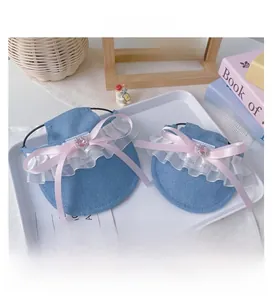 Détail du chapeau en denim pour animaux avec dentelle blanche, nœud rose et strass cœur