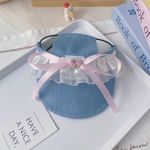 Chapeau de soleil pour animaux en denim bleu avec nœud rose et bordure en dentelle