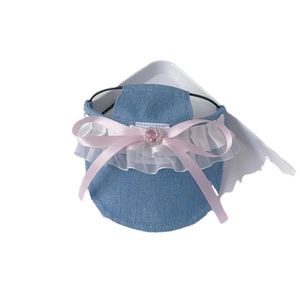 Chapeau de soleil pour animaux en denim bleu avec dentelle blanche et nœud rose