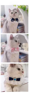 Dettaglio bavaglio in pizzo per animali con fiocchi in denim e gemma decorativa