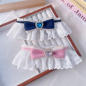 Elegante bavaglio in pizzo per animali con fiocco in denim e gemma a cuore blu e rosa
