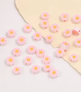 Macro de perles fleurs en pâte polymère rose avec centre jaune et trous pour bricolage manuel
