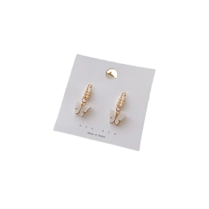 Elegante goldene Sicherheitsnadel-Ohrringe mit weißen Schmetterlingen und kleinen Perlen