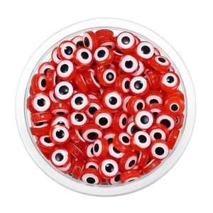 Vue détaillée de dessus des perles œil grec rouge en acrylique pour bijoux DIY en bol