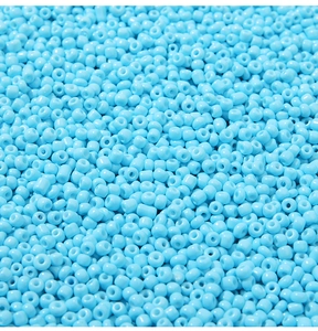 Vista macro di perline azzurre per la creazione di gioielli fai-da-te e artigianato