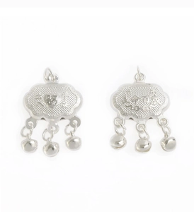 Vue détaillée du pendentif serrure de longévité en argent avec caractère Fu et clochettes