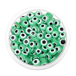 Vue détaillée de perles œil grec en acrylique vert translucide pour bijoux DIY