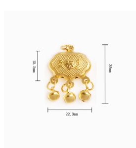 Vue détaillée du pendentif serrure de longévité doré avec caractère Fu et clochettes