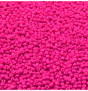 Macro di perline rosa vivace per la creazione di gioielli fatti a mano e braccialetti