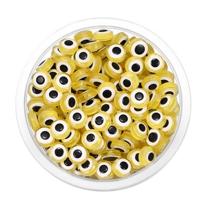 Gros plan de perles œil grec jaunes transparentes pour création de bijoux DIY