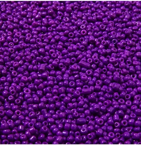Vista macro di perline viola scuro opaco per la creazione di gioielli e bracciali