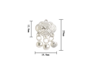 Détail du pendentif serrure de longévité argenté avec cloches et largeur de 18,8 mm