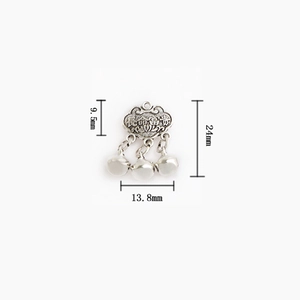 Vue détaillée du pendentif serrure de longévité en argent avec cloches et mesures