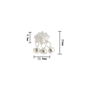Vue détaillée du pendentif serrure de longévité en argent S925 avec cotes et cloches