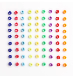 Vista dall'alto di perline distanziatrici in acrilico multicolore per la creazione di gioielli
