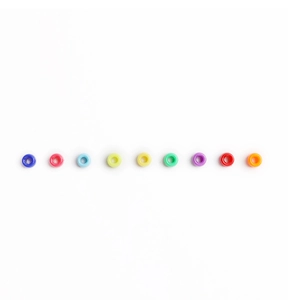 Perle a ciambella colorate in acrilico per creazione gioielli fai da te su sfondo bianco