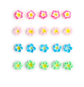 Vue détaillée de vingt breloques fleurs de frangipanier en résine pour bijoux DIY