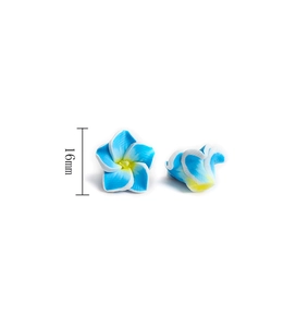 Détail de perles fleurs en argile polymère bleue 16mm avec pétales 3D pour bijoux DIY