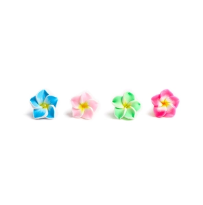 Détail de quatre breloques de frangipanier en pâte polymère colorée pour bijoux DIY
