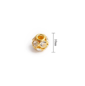 Détail d'une perle dorée de 10mm sertie de cristaux pour la création de bijoux DIY